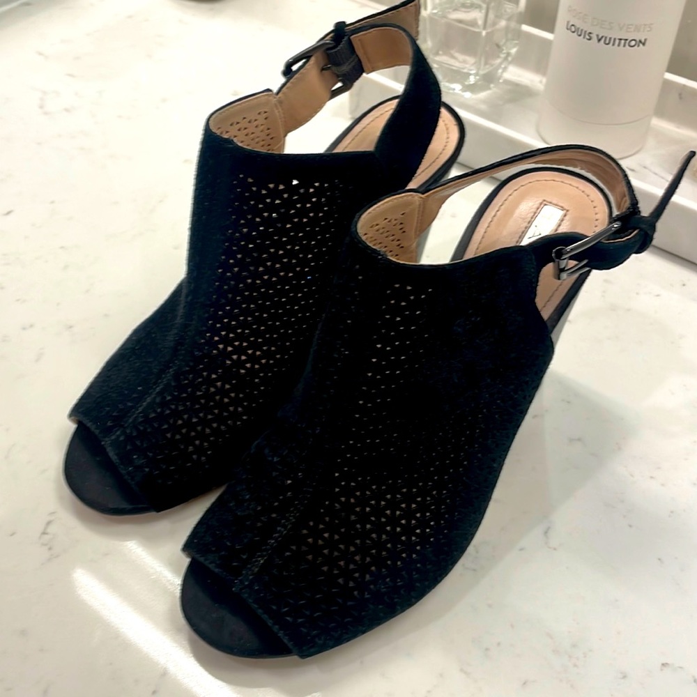 TAHARI black gently used size 6 1/5 black heels